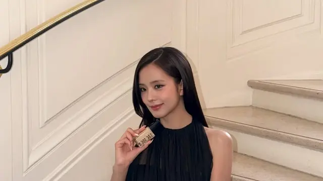 Jisoo BLACKPINK Tampil Elegan di Dior Paris Fashion Week, Kenakan Gaun Terawang Hitam dan Tas Ikonik Lady Dior