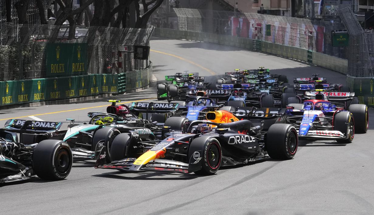 Pembalap Red Bull Racing, Max Verstappen tak mampu banyak berbicara pada Formula 1 GP Monaco 2024 di Circuit de Monaco, Minggu (26/05/2024). Bermula dari gagal merebut pole position saat kualifikasi, Verstappen hanya puas finis di posisi keenam. (AP Photo/Luca Bruno)