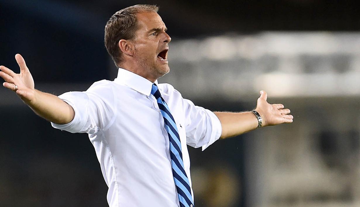 Pelatih Inter Milan, Franck de Boer, tampak kecewa usai kalah melawan Chievo. Debut yang mengecewakan buat pelatih anyar La Beneamata harus kalah melawan Chievo. (AFP/Giuseppe Cacace)