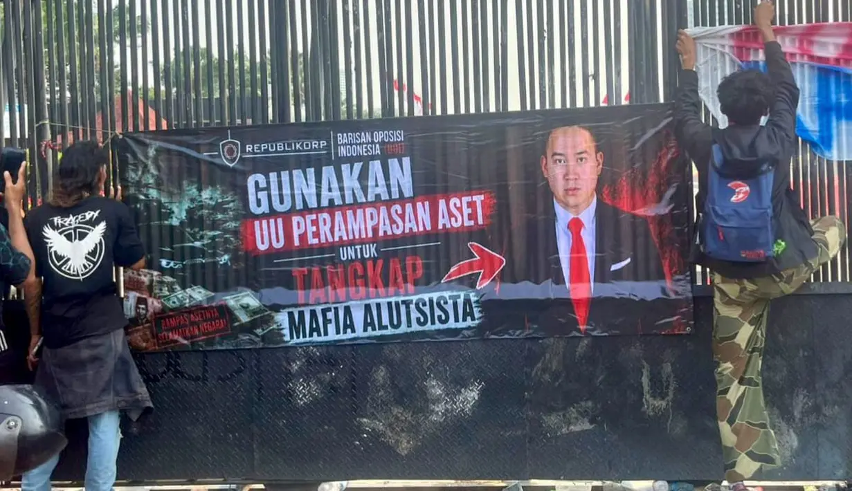 Aktivis Barisan Oposisi Indonesia (BOI) melakukan aksi unjuk rasa mendesak pembersihan dugaan mafia alat utama sistem persenjataan (alutsista) di depan Gedung Kompleks Parlemen, Jakarta, Kamis, 27 Agustus 2026. (KLY/ Arie Basuki)