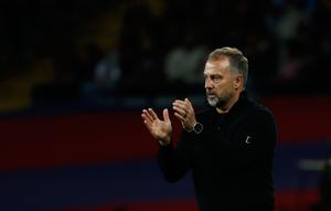 Pelatih Barcelona, Hansi Flick, bertepuk tangan saat pertandingan La Liga Spanyol&nbsp;melawan Elche di Barcelona, Spanyol, Senin,&nbsp;3 November 2025. (AP Photo/Joan Monfort)