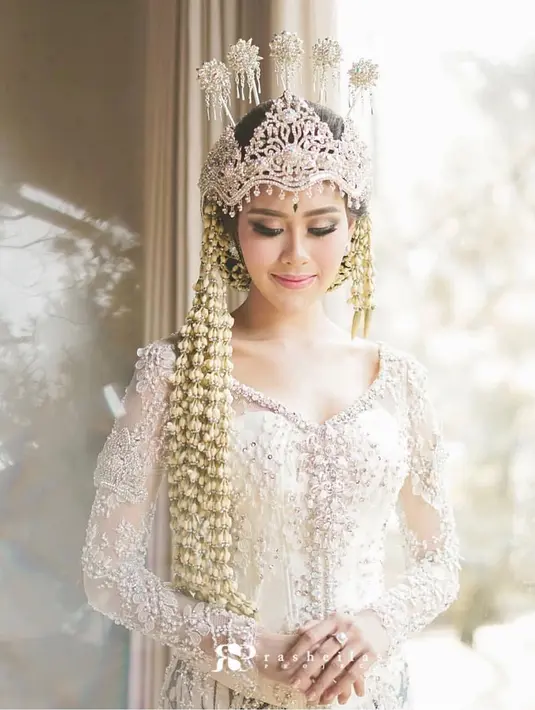 Di pernikahan Syahnaz dan Jeje, selain Raffi yang menjadi wali nikah, hadir juga Ridwan Kamil, Walikota Bandung, yang hadir sebagai saksi nikah Syahnaz dan Jeje. (Foto: Instagram)