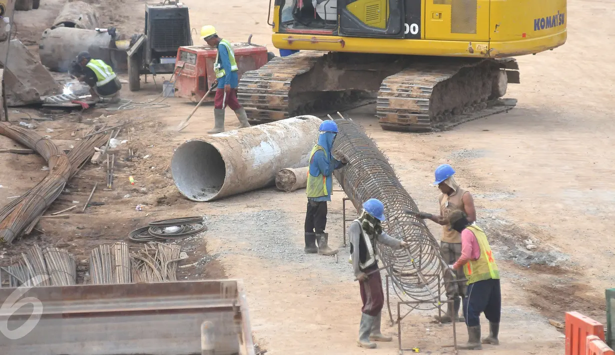 Sejumlah pekerja merangkai besi untuk pembuatan pondasi pembangunan underpass Mampang Prapatan-Kuningan, Jakarta, Selasa (16/5). Jalan yang semula empat lajur, menyempit menjadi dua lajur mix traffic. (Liputan6.com/Helmi Afandi)