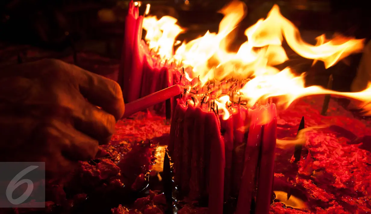 Warga membakar hio saat sembayangan Imlek di Vihara Dharma Bhakti, Petak Sembilan Glodok, Jakarta, Jumat (27/1). Warga etnis Tionghoa memadati klenteng melaksanakan sembahyang menyambut Tahun Baru Imlek 2568. (Liputan6.com/Gempur M Surya)