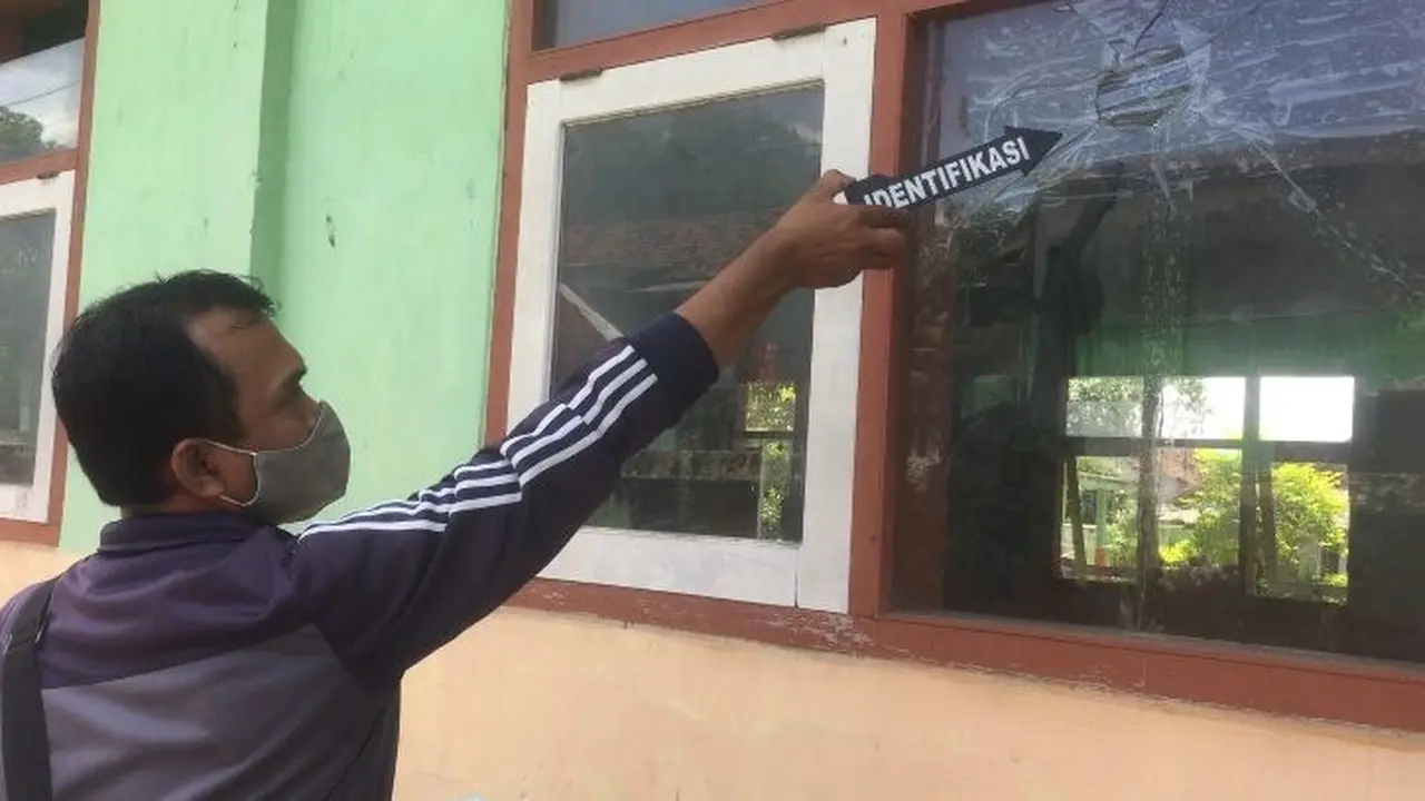 Polisi melakukan identifikasi kasus pelemparan batu di SDN 3 Sarimulyo Banyuwangi. (Istimewa)