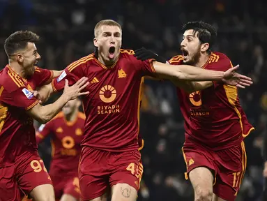 Bek AS Roma Rasmus Kristensen berselebrasi setelah mencetak gol ke gawang Sassuolo Calcio dalam duel pekan ke-14 Serie A 2023/2024 di Stadion Mapei, Minggu (3/12/2023). (Massimo Paolone /LaPresse via AP)