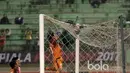 Aksi Kiper Pusamania Borneo FC, Wawan merayakan kemenangan dengan memanjat gawang usai mengalahkan Madura United lewat adu penalti pada babak delapan besar Piala Presiden 2017 di Stadion Manahan, Solo. Jumat (25/2/2017). (Bola.com/Nicklas Hanoatubun)