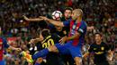 Duel antara pemain Barcelona dan Atletico Madrid dalam laga pekan kelima La Liga Spanyol musim ini yang berlangsung di Camp Nou, Kamis (22/9/2016) dini hari WIB. (Reuters/Albert Gea)