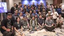 Ketika itu, Chelsea mengukir kemenangan besar 8-1 atas Indonesia All Stars. Laga ini masih menyisakan kesan bagi Cahill. Tampak dalam foto, mantan bek tim Liga Premier Inggris, Chelsea, Gary Cahill (tengah belakang) berfoto bersama usai memberi keterangan kepada pewarta di Hotel Ascott, Sudirman, Jakarta, Sabtu (29/11/2025) sore WIB. (Bola.com/Abdul Aziz)