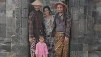 Atiqah Hasiholan dan Rio Dewanto tampil total bersama sang putri saat ikut tur di sekitar Candi Prambanan. (dok. Instagram @atiqahhasiholan/https://www.instagram.com/p/B1D6dM-hiIG/Dinny Mutiah)