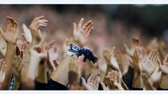 Aksi suporter Bordeaux saat melawan Liverpool dalam laga Grup B Liga Europa di Bordeaux, Jumat (18/9/2015) dini hari WIB. (Action Images via Reuters/Lee Smith)