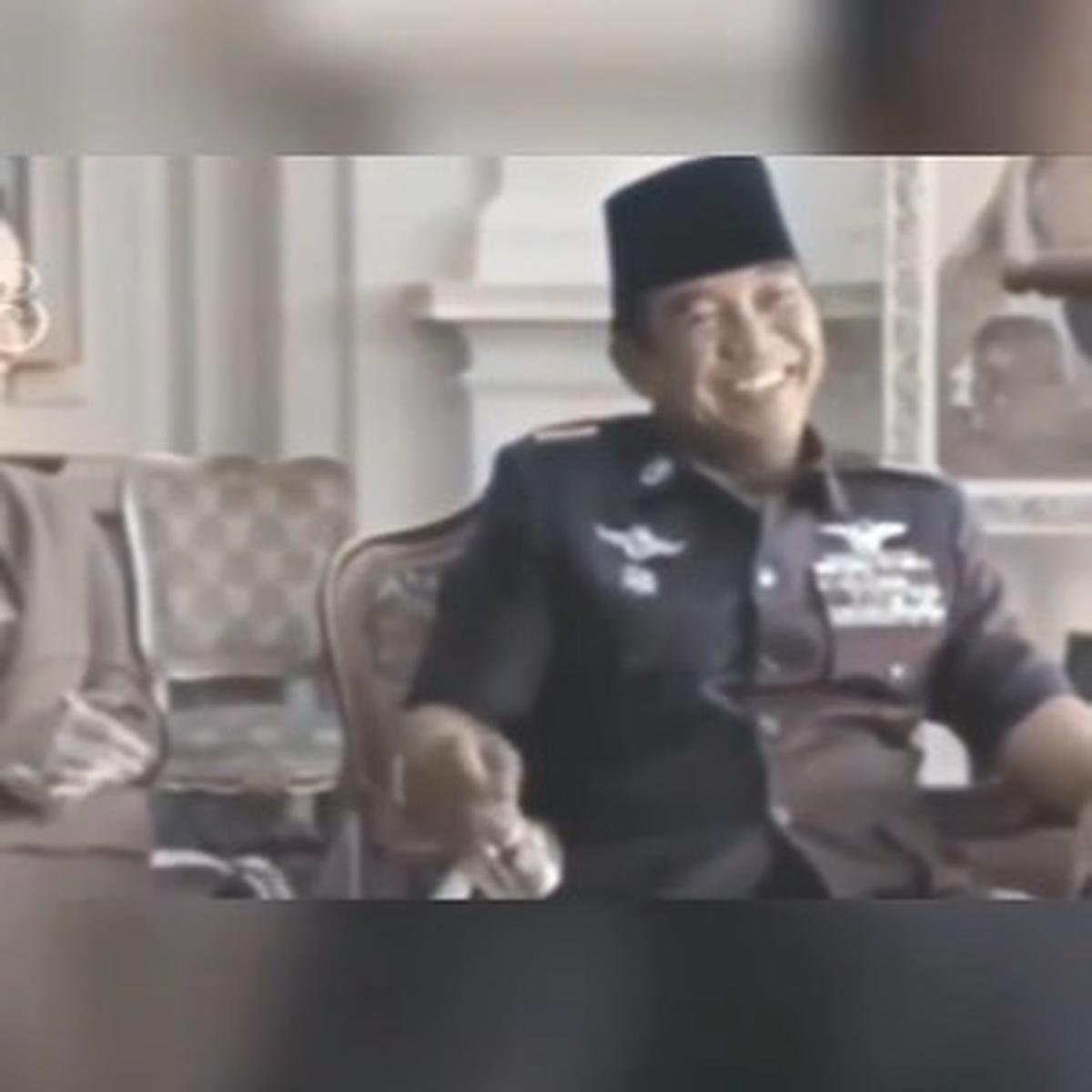 Rekaman Video Presiden Soekarno Diwawancara Wartawan Asing