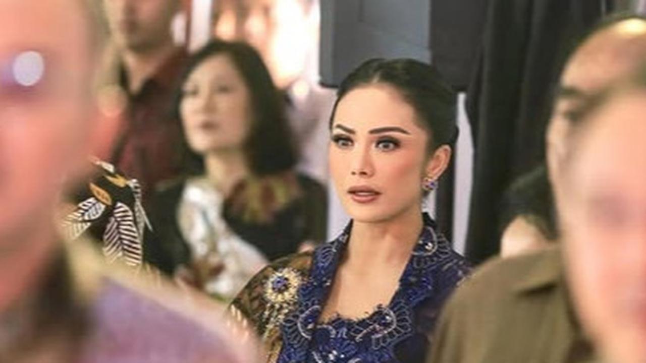 Dipuji Juara Cantiknya, Potret Kris Dayanti Berkebaya Biru Hadiri Pembukaan Pameran Foto di Museum Nasional Indonesia