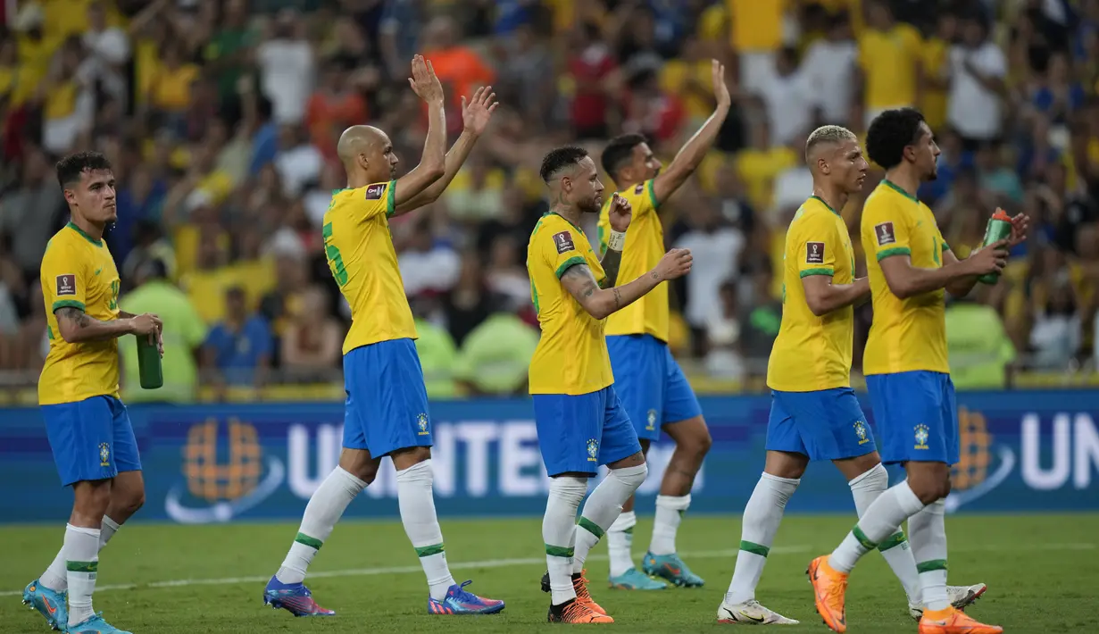 Pemain Brasil merayakan kemenangan 4-0 atas Chile usai pertandingan kualifikasi Piala Dunia 2022 zona CONMEBOL di stadion Maracana di Rio de Janeiro, Brasil, Jumat (25/3/2022). Brasil menang atas Chile 4-0.  AP Photo/Silvia Izquierdo)