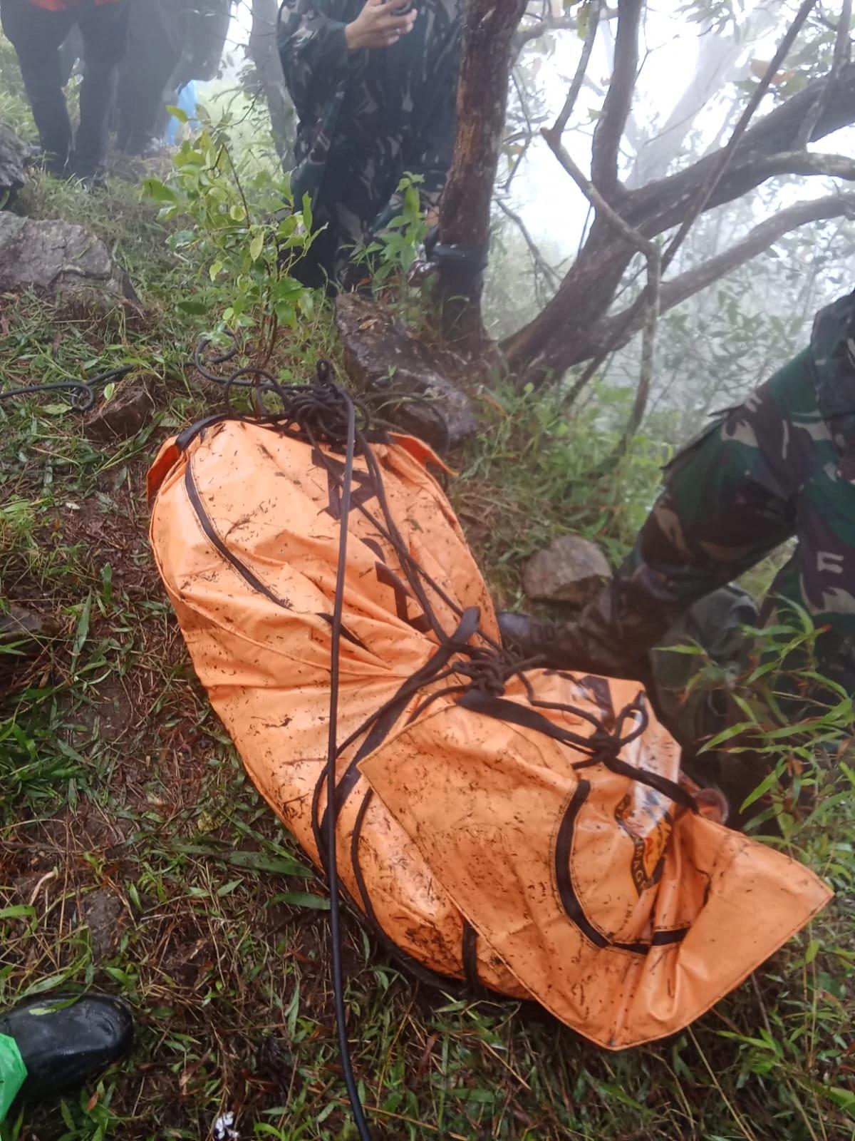 TNI AD Bergerak Cepat, Evakuasi Korban Pesawat ATR 42-500 di di Gunung Bulusaraung