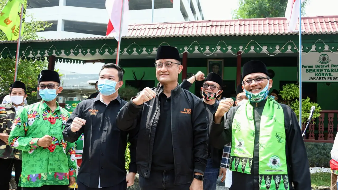 Komunitas betawi menyalurkan bantuan Sembako Presiden.