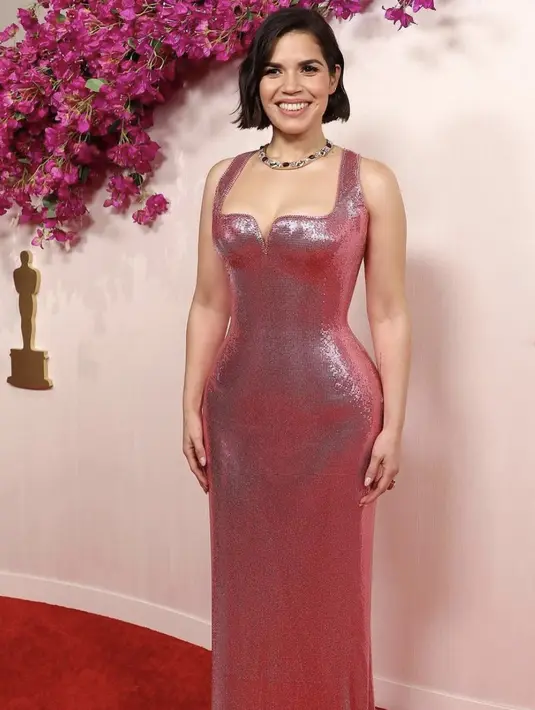 America Ferrera kenakan dress bergaya Barbie rancangan Versace. Dress ini disebut-sebut dibuat selama 400 jam untuk mencapai gaya glamor yang sempurna. [Foto: Instagram/ America Ferrera]