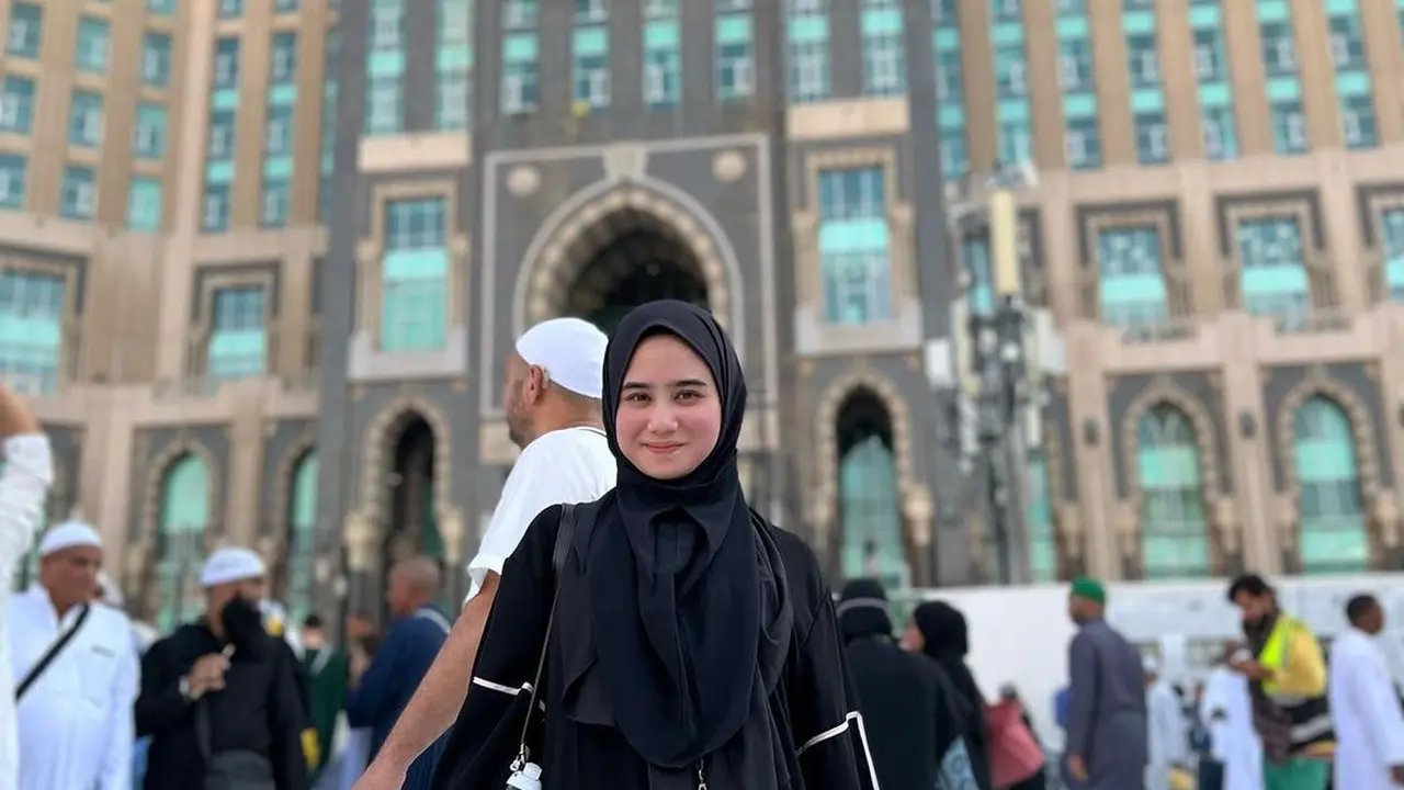 Potret Tisaa Biani saat umrah, cantik dan didoakan istiqomah berhijab