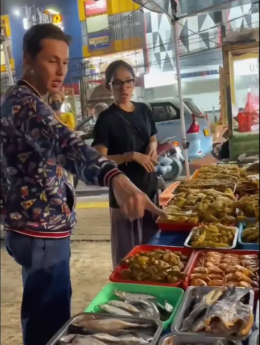 Ussy dan Andhika tampak memilih menu yang disapkan di warung tenda tersebut. Dari video singkatnya, warung yang berada di pinggir jalan itu memiliki banyak menu, baik ikan maupuna ayam. [Instagram/andhiiikapratama]