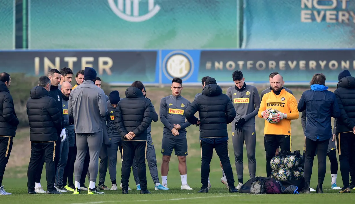 Pemain Inter Milan Lautaro Martinez (tengah) dan rekan satu timnya saat sesi latihan jelang menghadapi Barcelona pada laga terakhir fase grup Liga Champions di Appiano Gentile, Italia, Senin (9/12/2019). Inter Milan akan menjamu Barcelona di Giuseppe Meazza. (Miguel MEDINA/AFP)