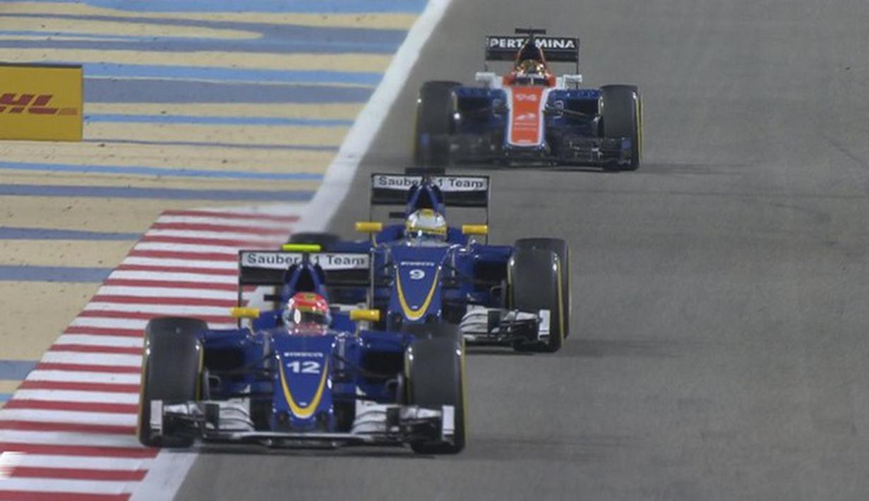 Pebalap Manor Racing, Pascal Wehrlein (belakang), berhasil finis ke-13 F1 GP Bahrain di Sirkuit Internasional Sakhir, Bahrain, Minggu (3/4/2016). (Bola.com/Twitter)