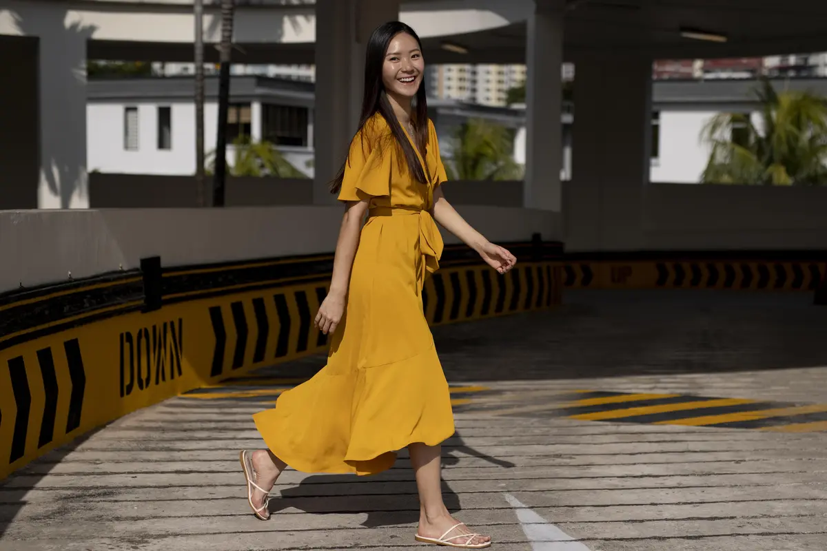 wanita juli senyum jalan