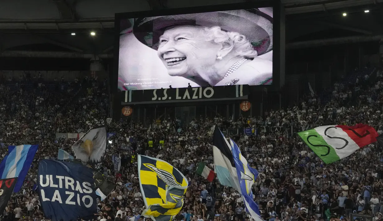 Wajah Ratu Elizabeth II terpampang di layar raksasa saat Lazio bertanding melawan Feyenoord pada laga Liga Europa di Stadion Olimpic, Roma, Jumat (9/9/2022). (AP/Andrew Medichini)