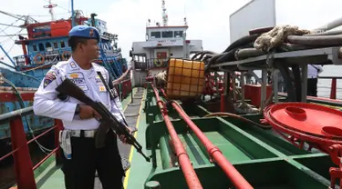 Badan Keamanan Laut (Bakamla) RI mengamankan dua kapal berjenis motor tanker dan kapal ikan di perairan Teluk Jakarta, Jumat (1/2). Kapal tanker milik EIP itu diduga telah melakukan transfer BBM ke kapal ikan sekitar 41 ton. (Liputan6.com/Angga Yuniar)