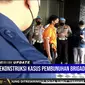 Bharada E memperagakan mengambil pistol ke dalam mobil dalam rekonstruksi kasus pembunuhan Brigadir J. Adegan ini dilakukan usai Bharada E bertemu Ferdy Sambo. (Sumber Foto: Youtube Polri TV)