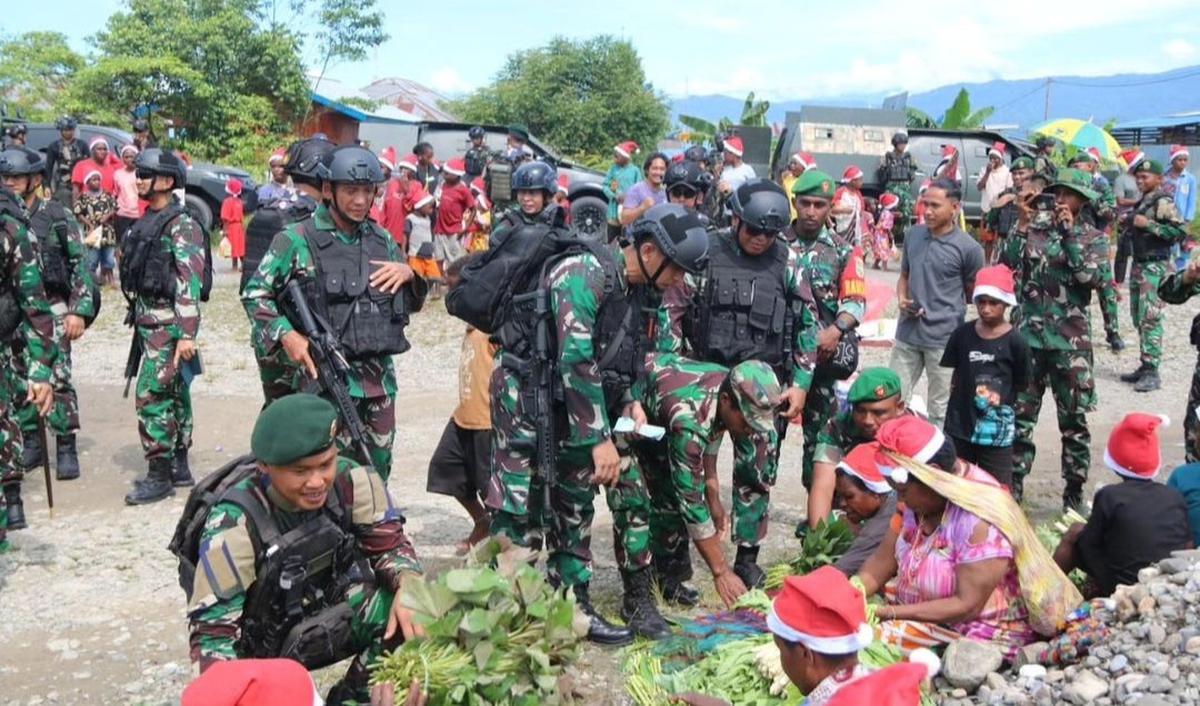 Diketahui, Saleh kala itu menyempatkan diri berkunjung ke area masyarakat untuk berjualan. Jenderal bintang tiga itu kedapatan memborong dagangan para penjual di lokasi.&nbsp;