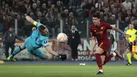 Kiper Bayer Leverkusen, Lukas Hradecky (kiri) berusaha mengahalu tendangan pemain AS Roma, Roger Ibanez pada laga leg pertama semifinal Liga Europa 2022/2023 di Olympic Stadium, Roma, Jumat (12/05/2023) WIB. Pertandingan dimenangkan oleh AS Roma dengan skor 1-0. (AP Photo/Gregorio Borgia)