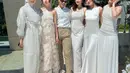Rebecca Klopper tampil elegan dengan long dress halter neck. Dress putih tersebut memiliki aksen bunga embroidery 3D. [@wanda_haraa]