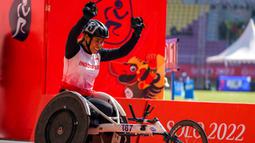 Atlet balap kursi roda Maria Goreti melakukan selebrasi usai memenangi final balap kursi roda 400 meter putri 11th ASEAN Para Games 2022 di Stadion Manahan, Solo, Jawa Tengah, Kamis (4/8/2022). Maria Goreti meraih medali emas pada final tersebut. (INASPOC/Feri Setiawan)