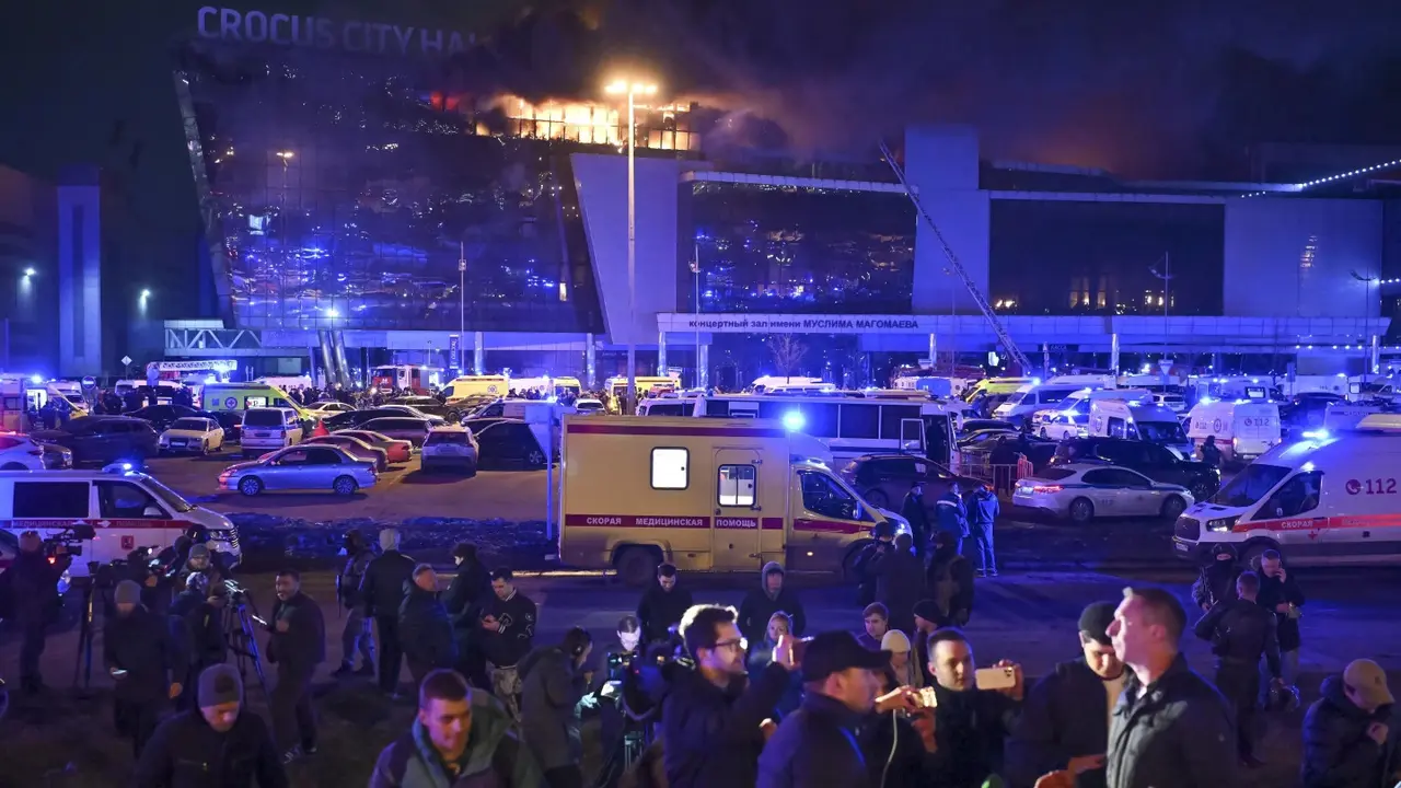Lokasi penembakan massal dan pembakaran di tempat konser band Picnic, Crocus City Hall, di Moskow, Rusia. (AP/Dmitry Serebryakov)