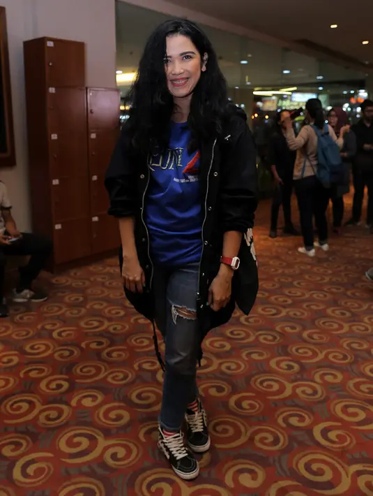 "Tapi menikmati hidup di sana lebih santai aja. Gak perlu make up setiap hari, kemana-mana naik motor," kata Dinda Kanya Dewi  yang setahun belajar hidup mandiri di Bali. (Deki Prayoga/Bintang.com)