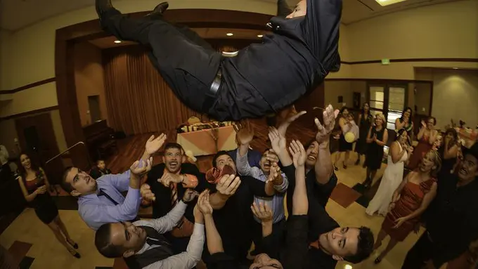 [Bintang] Diarak Sambil Diangkat-angkat, Pengantin Pria Jatuh ke Lantai