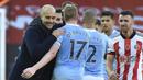 Pelatih Manchester City, Pep Guardiola, merayakan kemenangan timnya atas Sheffield United pada laga lanjutan Liga Inggris di Stadion Bramall Lane, Sabtu (31/10/2020) malam WIB. Manchester City menang 1-0 atas Sheffield. (AP Photo/Rui Vieira/Pool)