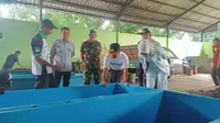 Wali Kota Depok, Supian Suri bersama Wakil DPRD Kota Depok, Yeti Wulandari meninjau pengelolaan sampah di jalan Merdeka, Depok. (Liputan6.com/Dicky Agung Prihanto)