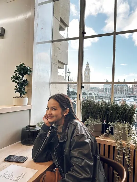 Enzy Storia menghabiskan liburan akhir tahun dengan terbang ke London [instagram/enzystoria]