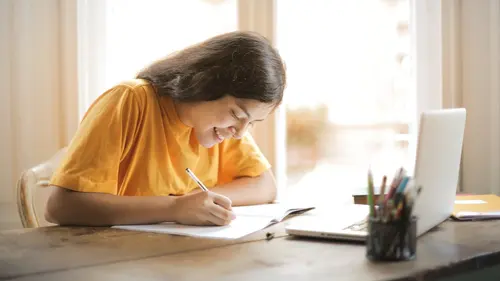 Ilustrasi belajar, mengerjakan soal