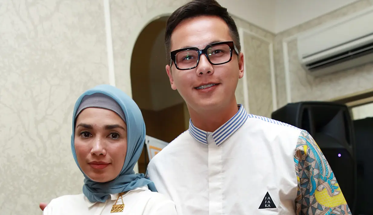 Pasangan yang menikah pada tahun 2012 silam ini belum memiliki keinginan untuk mengajak anak-anak mereka dalam perjalanan umroh kali ini. Diakui oleh Ussy Sulistiawaty jika ia akan mengajak anak-anaknya ketika sudah besar. (Deki Prayoga/Bintang.com)