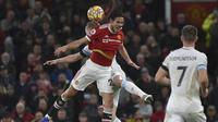 Penyerang Manchester United, Edinson Cavani berebut bola udara dengan pemain Burnley, Ben Mee  selama pertandingan lanjutan Liga Inggris di Old Trafford, Inggris, Jumat (31/12/2021). Berkat kemenangan tersebut, Man United naik satu tingkat di klasemen sementara Premier League. (AP Photo/Rui Vieira)