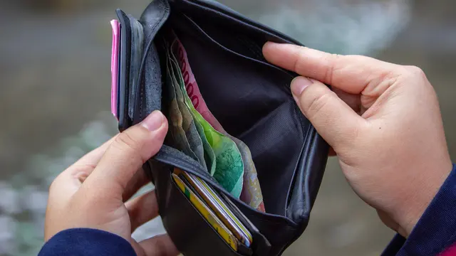 Susah Payah Bekerja, Kakek Penebang Tebu Ini Digaji dengan Uang Mainan oleh Bosnya