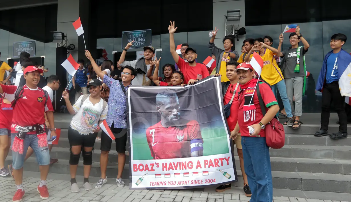 Suporter Merah-Putih membentangkan poster Boaz Solossa saat memberi dukungan untuk Timnas Indonesia melawan Thailand pada laga AFF Suzuki Cup 2016 di Philippine Sports Stadium, (19/11/2016).  (Bola.com/Nicklas Hanoatubun)