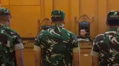 Empat anggota TNI terdakwa kasus penyiraman air keras terhadap aktivis KontraS, Andrie Yunus, dituntut hukuman 2 tahun 6 bulan penjara oleh Oditur Militer. Tuntutan dibacakan dalam sidang di Pengadilan Militer II-08 Jakarta, Rabu (3/6/2026). 

Dalam amar tuntutannya, Oditur meminta majelis hakim ...