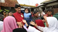 Gubernur Jawa Tengah Ganjar Pranowo memberikan bantuan rehabilitasi Rumah Tak Layak Huni (RTLH) kepada 50 kader PDI Perjuangan.