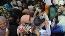 Sejumlah ibu memilih baju seragam sekolah baru untuk anaknya di salah satu kios di Jalan Pengadilan, Bogor, Rabu (11/7). Menjelang dimulainya tahun ajaran baru, para orang tua disibukan belanja kelengkapan sekolah anak mereka. (Merdeka.com/Arie Basuki)