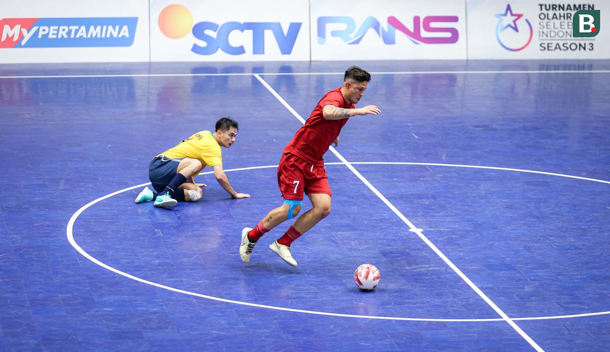 Pemain Red Rocket, Samsir Alam (kanan) melewati pemain Golden Arrow pada laga futsal Turnamen Olahraga Indonesia (TOSI) Season 3 yang berlangsung di Indomilk Arena, Tangerang, Sabtu (12/10/2024). (Bola.com/Bagaskara Lazuardi)