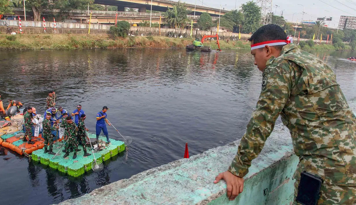 Ratusan personel gabungan TNI/ POLRI dan petugas penanganan prasarana dan sarana umum (PPSU) mengangkat sampah liar di Kanal Banjir Barat kawasan RPTRA Kalijodoh Jakarta, Sabtu , 15 Agustus 2026. (KLY/ Arie Basuki).