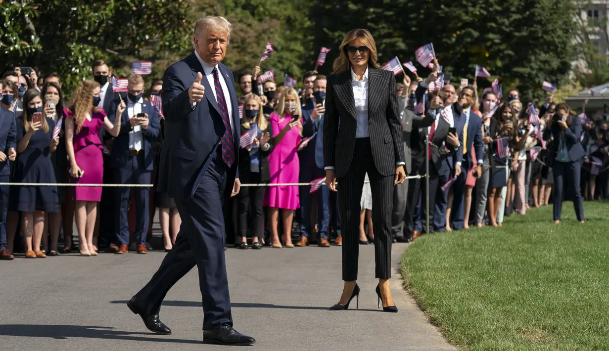 Presiden Donald Trump mengacungkan jempol saat dia dan ibu negara Melania Trump berjalan untuk menaiki Marine One di Gedung Putih di Washington, Selasa, 29 September 2020. (AP Photo/Carolyn Kaster)